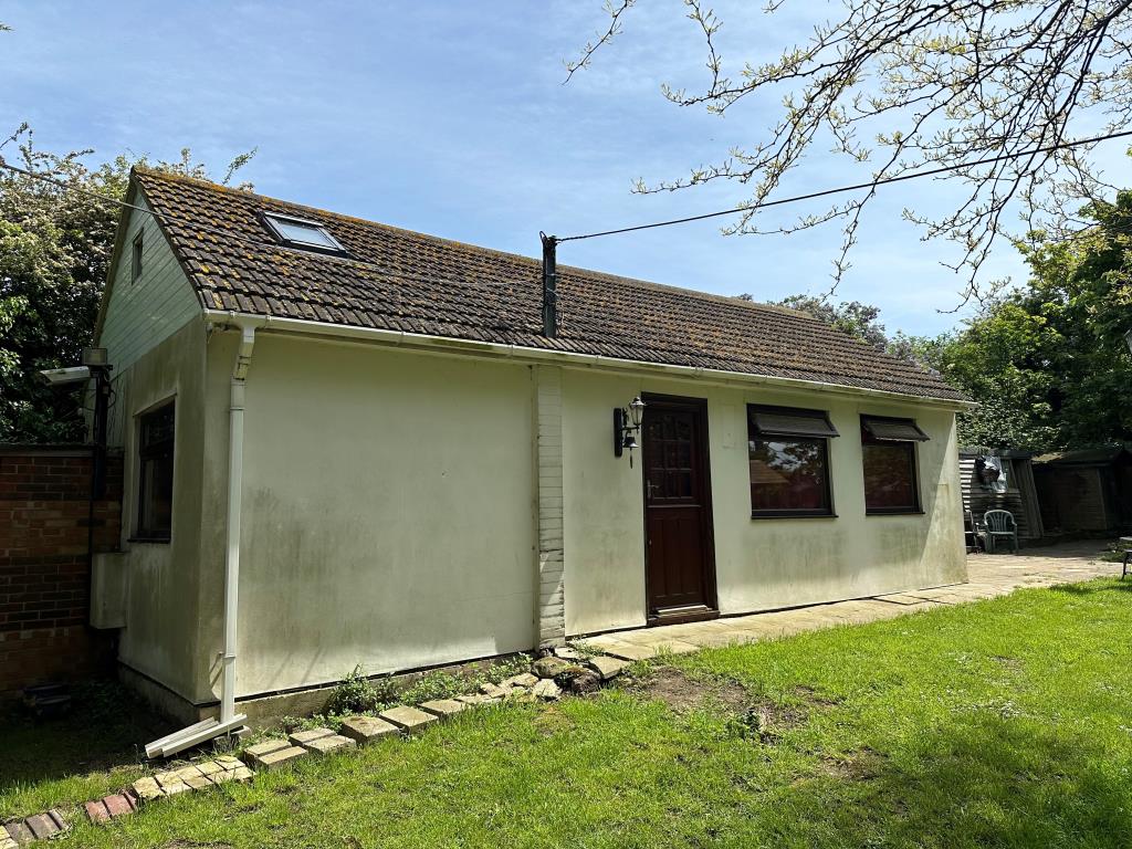 Lot: 84 - LAND WITH BUILDING, CARAVAN AND SWIMMING POOL IN RURAL LOCATION - Detached building